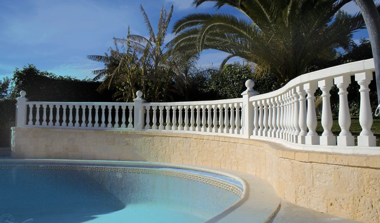 Revestimiento medieval junto a la piscina