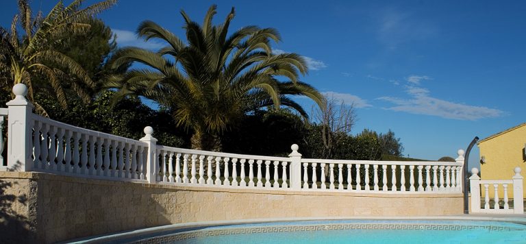Revestimiento medieval junto a la piscina
